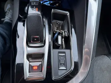 PEUGEOT 3008 1.2 PureTech Turbo S&S EAT8 Allure