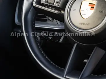 PORSCHE 992 Carrera 4 Cabrio