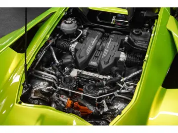 LAMBORGHINI Revuelto AD PERSONAM - VERDE CITREA   ROSSO MARS