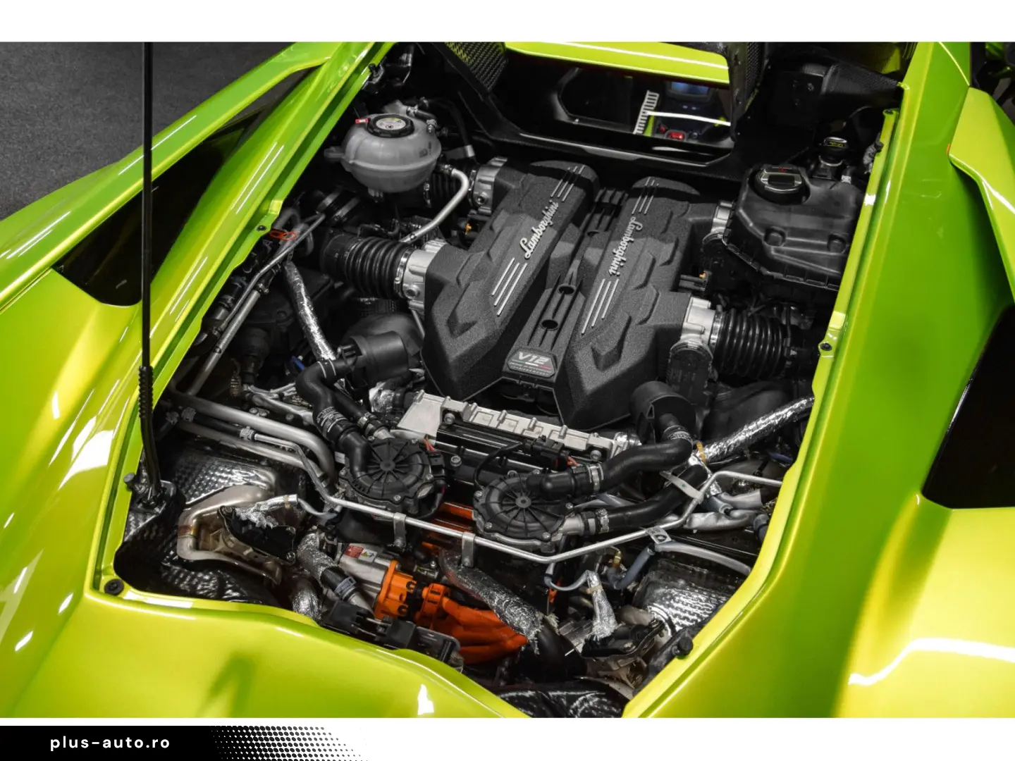 LAMBORGHINI Revuelto AD PERSONAM - VERDE CITREA   ROSSO MARS