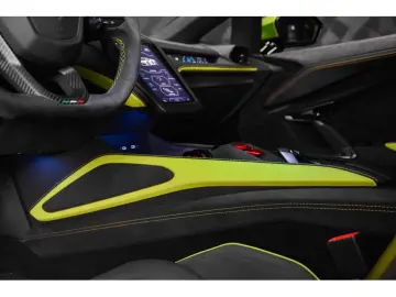 LAMBORGHINI Revuelto AD PERSONAM - VERDE CITREA   ROSSO MARS