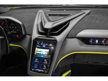 LAMBORGHINI Revuelto AD PERSONAM - VERDE CITREA   ROSSO MARS