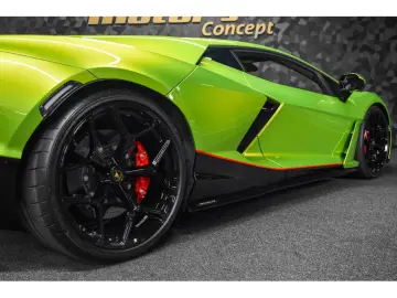 LAMBORGHINI Revuelto AD PERSONAM - VERDE CITREA   ROSSO MARS