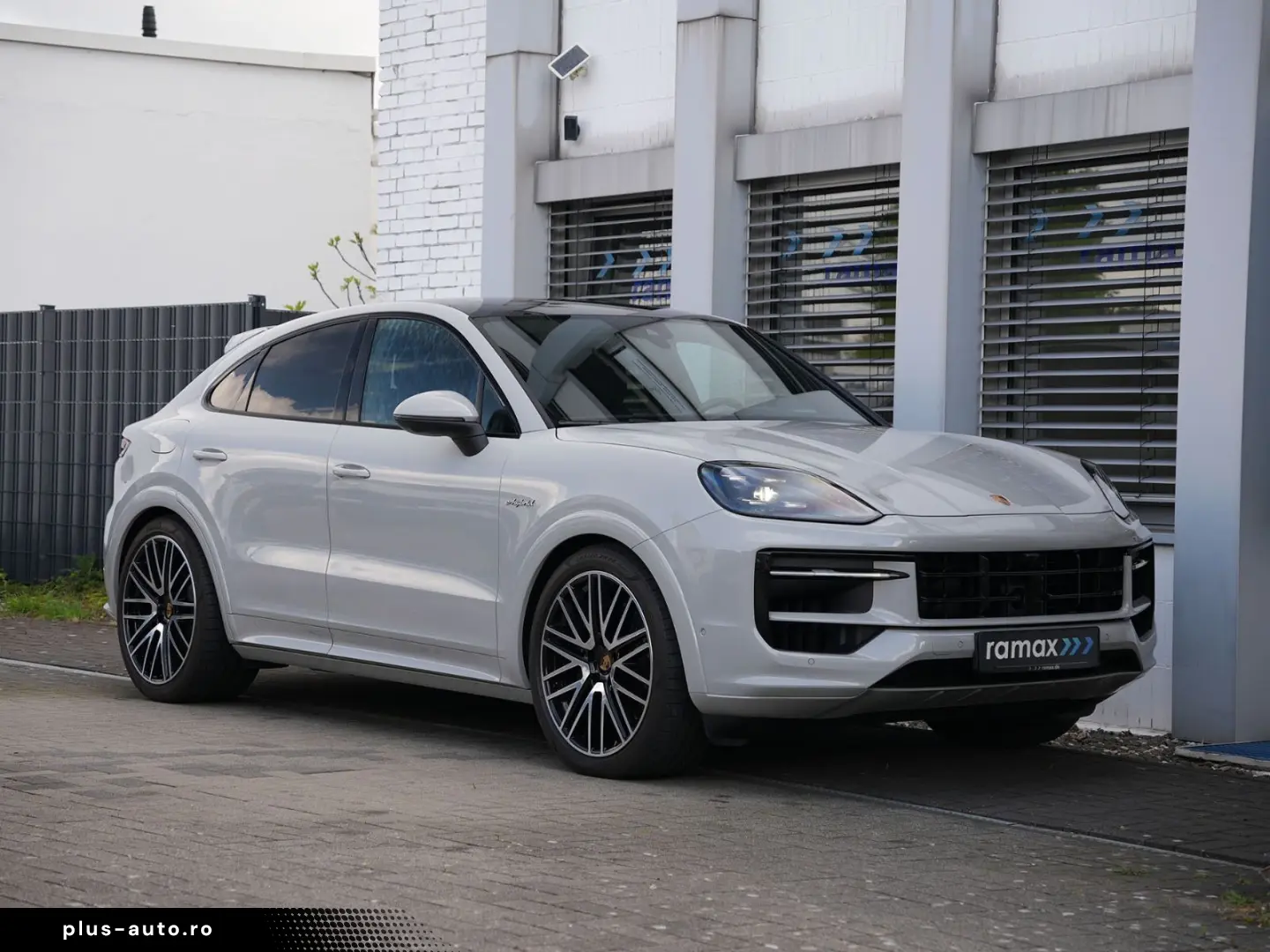 PORSCHE E-Hybrid Coupé SPORTDESIGN-PAKET-INNO-BOSE-22 T