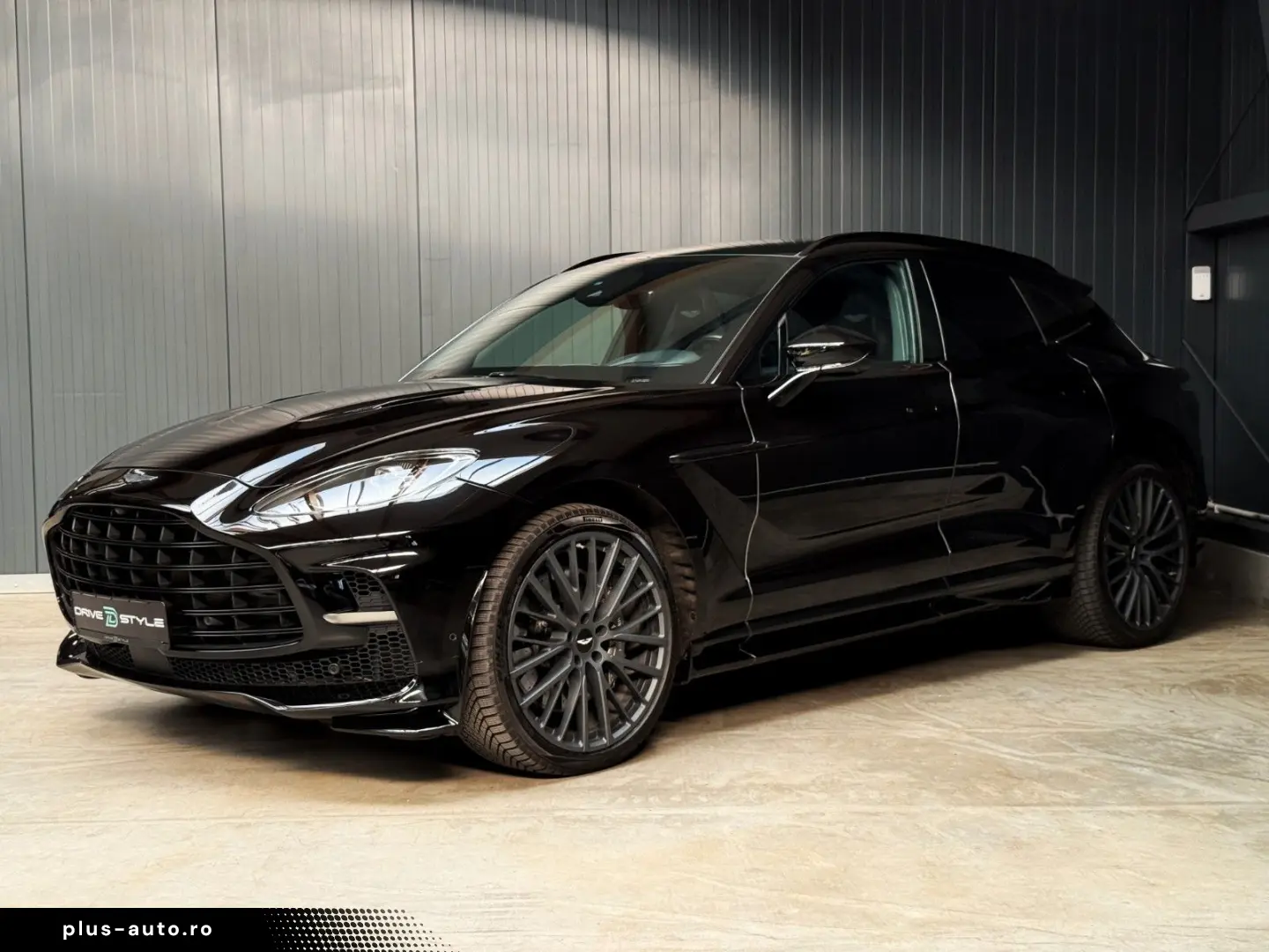 ASTON MARTIN DBX 4.0 V8 DBX707   2.Hand   Top Geplfegt