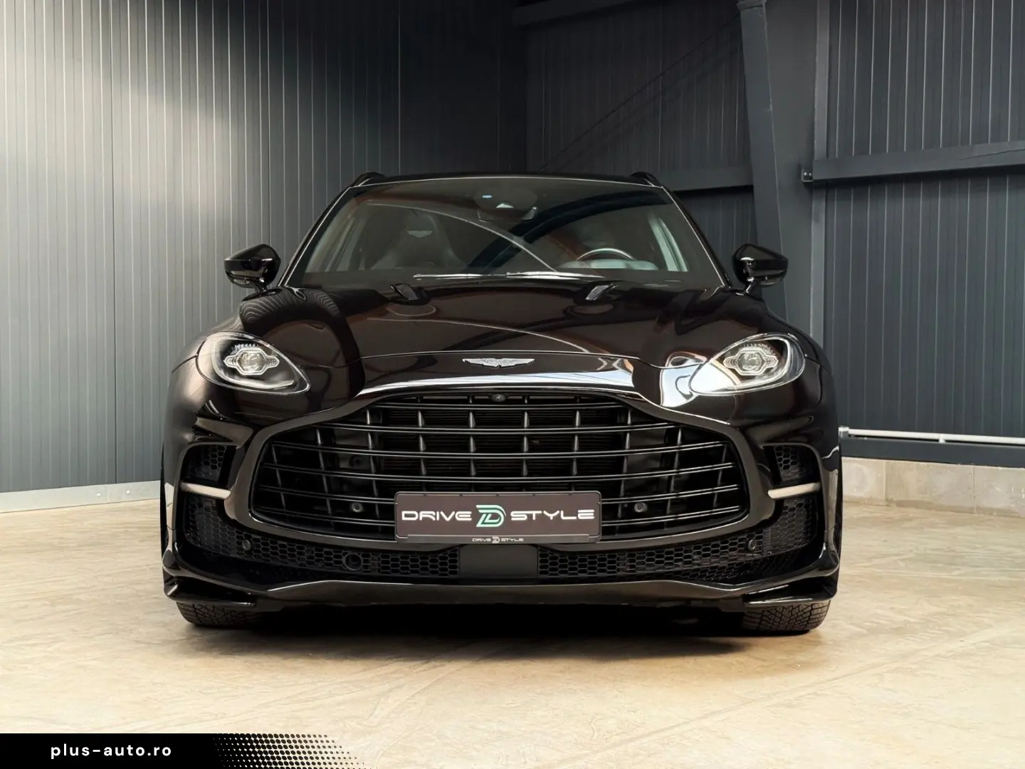 ASTON MARTIN DBX 4.0 V8 DBX707   2.Hand   Top Geplfegt