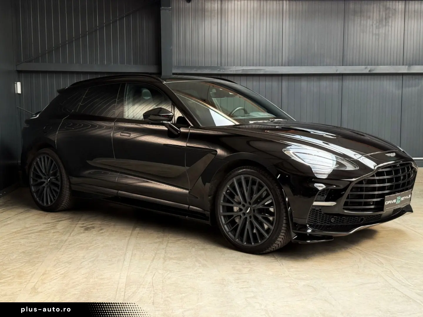 ASTON MARTIN DBX 4.0 V8 DBX707   2.Hand   Top Geplfegt