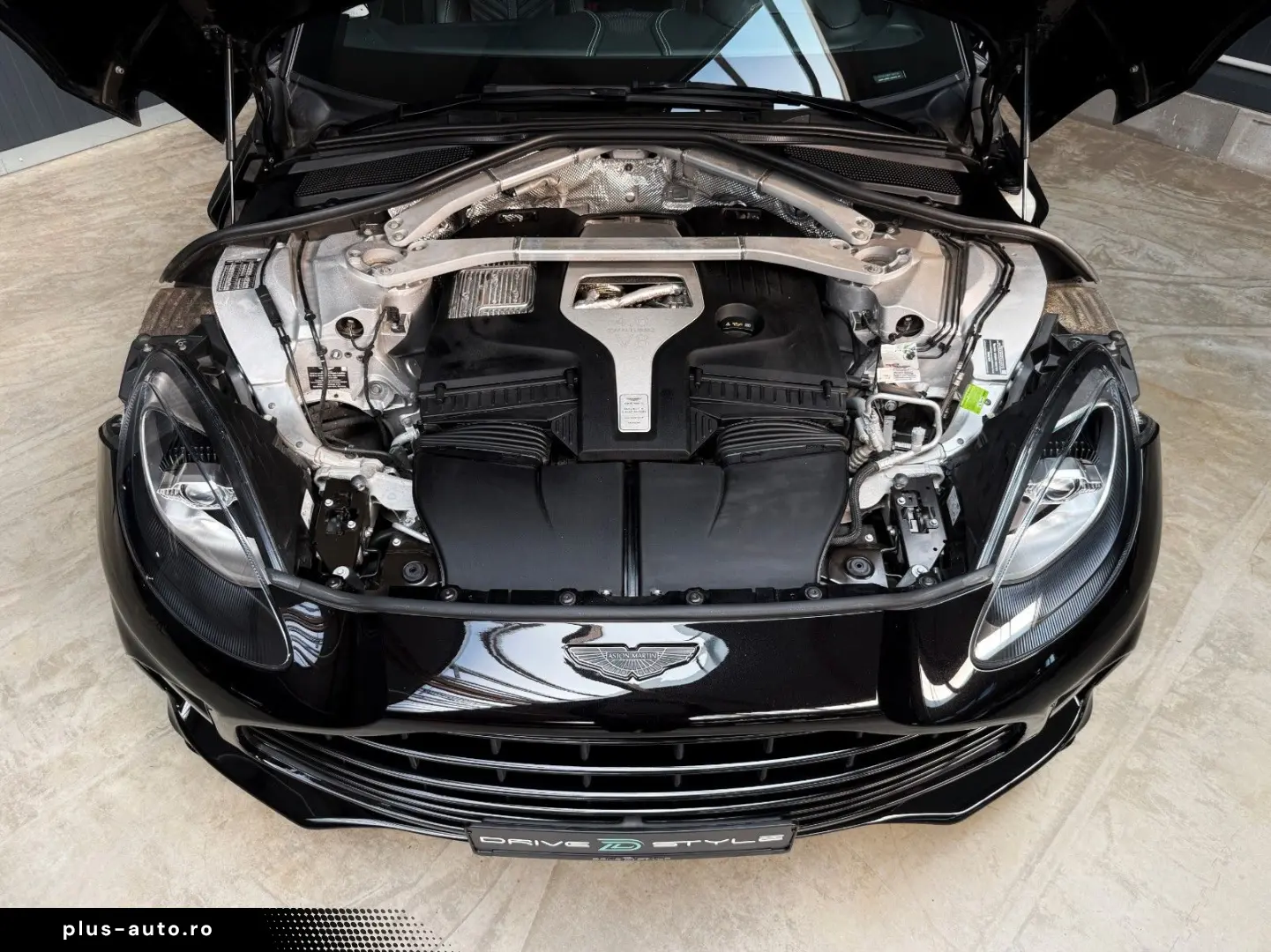 ASTON MARTIN DBX 4.0 V8 DBX707   2.Hand   Top Geplfegt