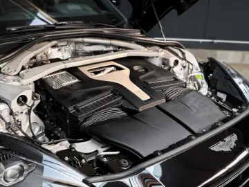 ASTON MARTIN DBX 4.0 V8 DBX707   2.Hand   Top Geplfegt