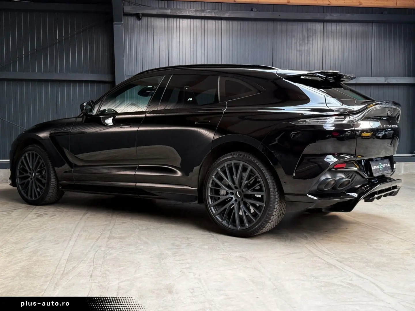 ASTON MARTIN DBX 4.0 V8 DBX707   2.Hand   Top Geplfegt