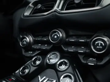 ASTON MARTIN V12 Vantage Roadster TOP GEPFLEGT CARBON SEAT