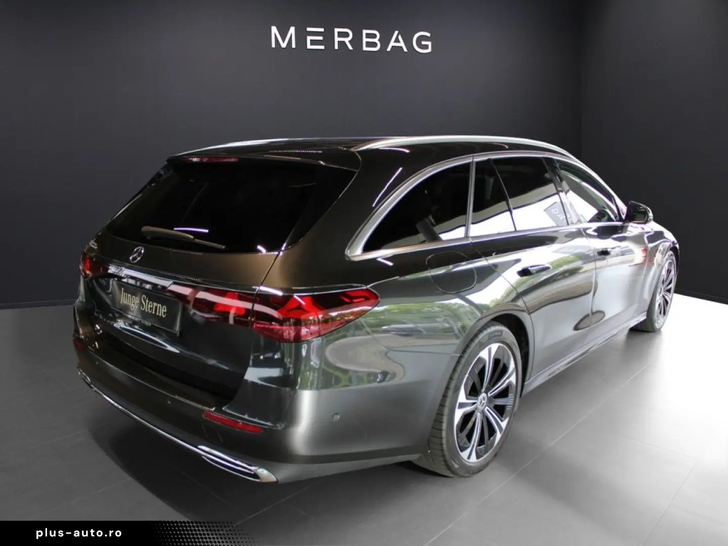 MERCEDES-BENZ E 300 T e  Avantgarde Pano Burmester 4D Distro