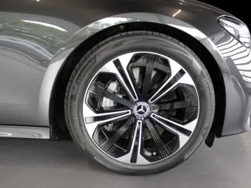 MERCEDES-BENZ E 300 T e  Avantgarde Pano Burmester 4D Distro