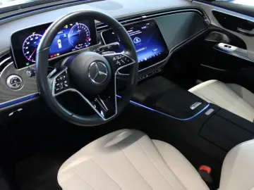 MERCEDES-BENZ E 300 T e  Avantgarde Pano Burmester 4D Distro