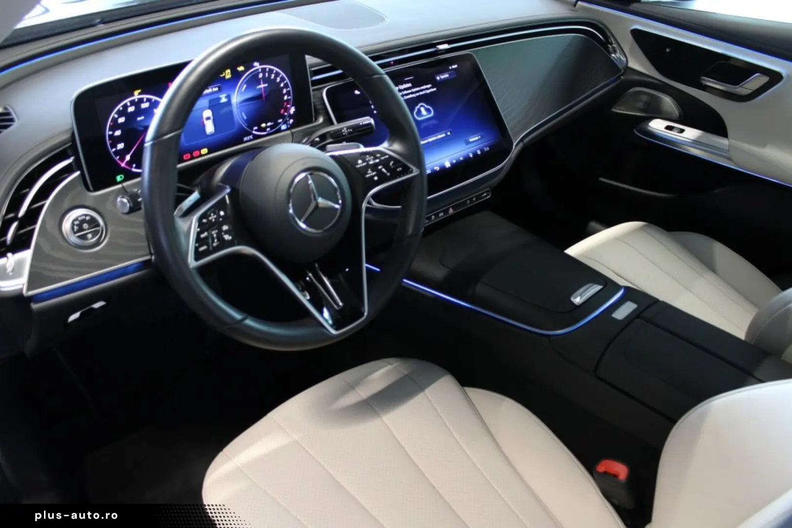 MERCEDES-BENZ E 300 T e  Avantgarde Pano Burmester 4D Distro