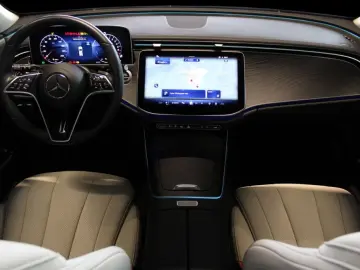 MERCEDES-BENZ E 300 T e  Avantgarde Pano Burmester 4D Distro