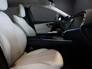 MERCEDES-BENZ E 300 T e  Avantgarde Pano Burmester 4D Distro