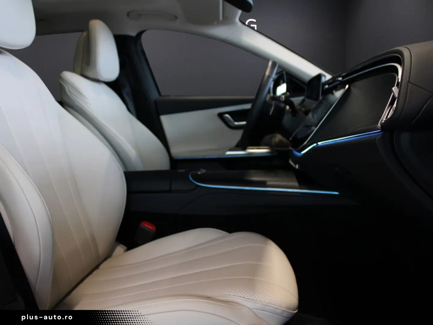 MERCEDES-BENZ E 300 T e  Avantgarde Pano Burmester 4D Distro