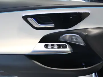 MERCEDES-BENZ E 300 T e  Avantgarde Pano Burmester 4D Distro