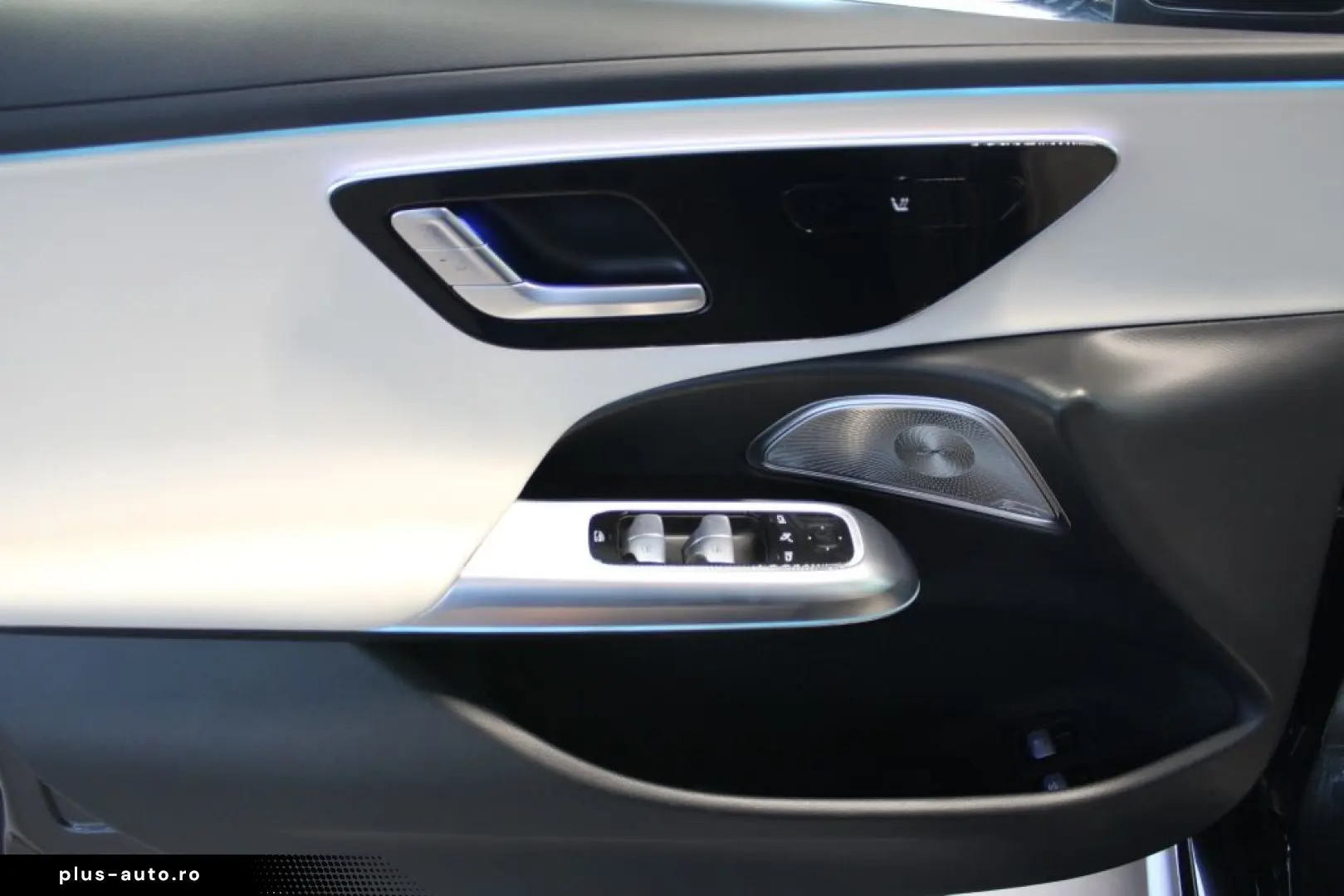 MERCEDES-BENZ E 300 T e  Avantgarde Pano Burmester 4D Distro