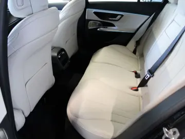 MERCEDES-BENZ E 300 T e  Avantgarde Pano Burmester 4D Distro