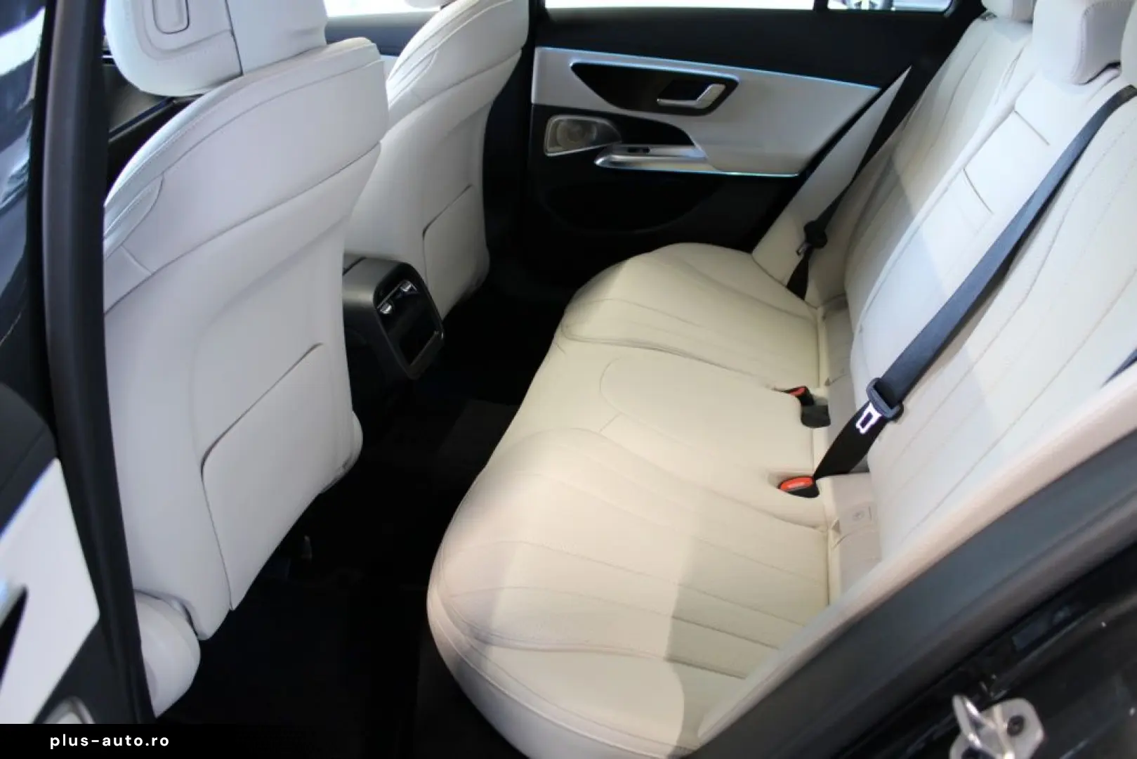 MERCEDES-BENZ E 300 T e  Avantgarde Pano Burmester 4D Distro