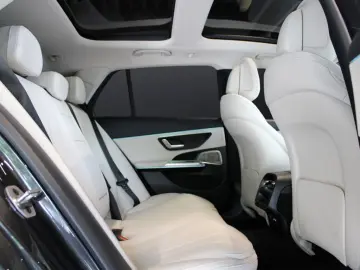 MERCEDES-BENZ E 300 T e  Avantgarde Pano Burmester 4D Distro