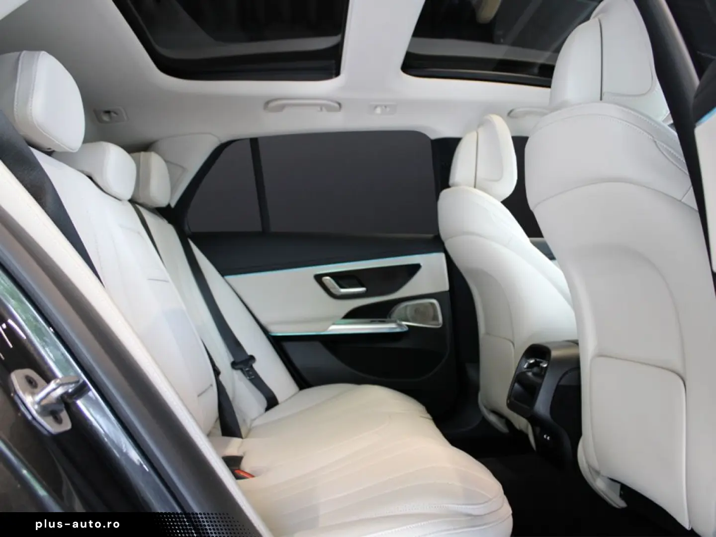 MERCEDES-BENZ E 300 T e  Avantgarde Pano Burmester 4D Distro
