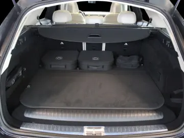 MERCEDES-BENZ E 300 T e  Avantgarde Pano Burmester 4D Distro