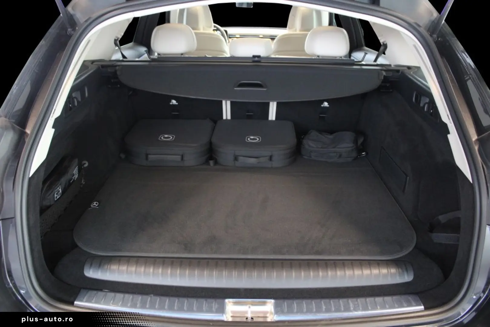 MERCEDES-BENZ E 300 T e  Avantgarde Pano Burmester 4D Distro