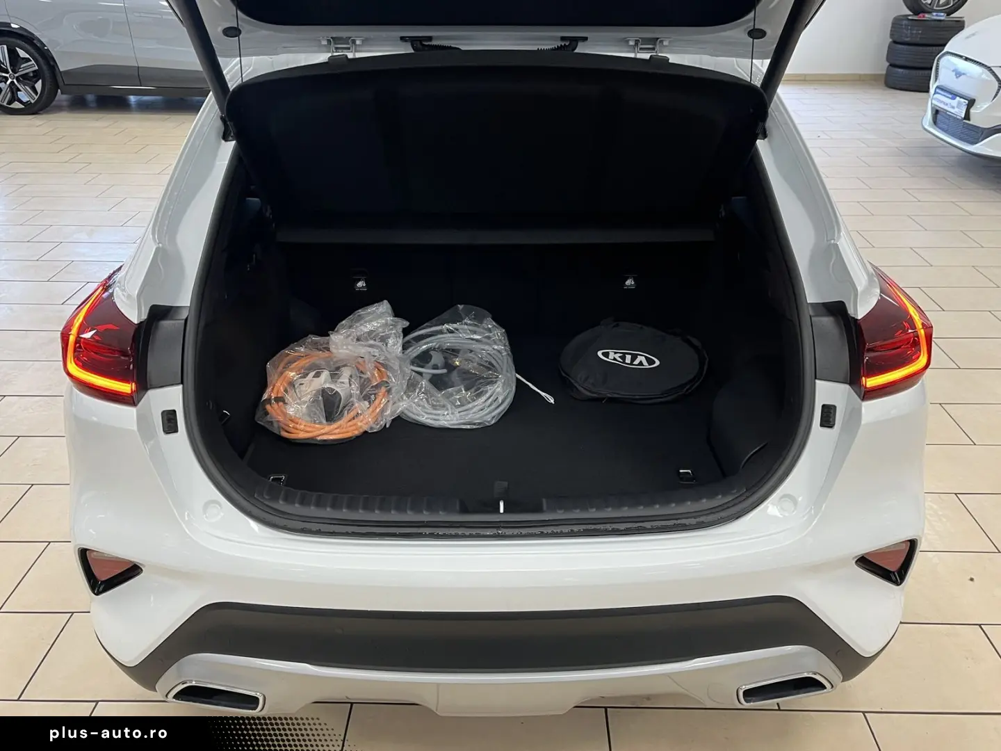 KIA XCeed Platinum Edition Plug-in Pano LED JBL