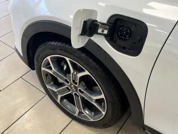 KIA XCeed Platinum Edition Plug-in Pano LED JBL