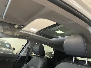 KIA XCeed Platinum Edition Plug-in Pano LED JBL