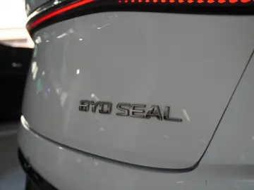 BYD SEAL RWD DESIGN 82 5 KWH NAVI LED SPORT PANO. SH