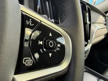 VOLVO XC60 B5 AWD Plus Dark