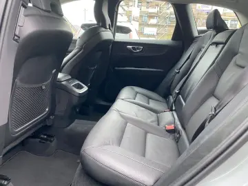 VOLVO XC60 B5 Core MHEV AWD HarmanKardon Memory Sitze