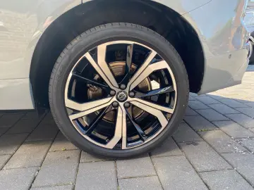 VOLVO XC60 B5 Ultra Dark AWD MHEV Memory Sitze 360 Gra