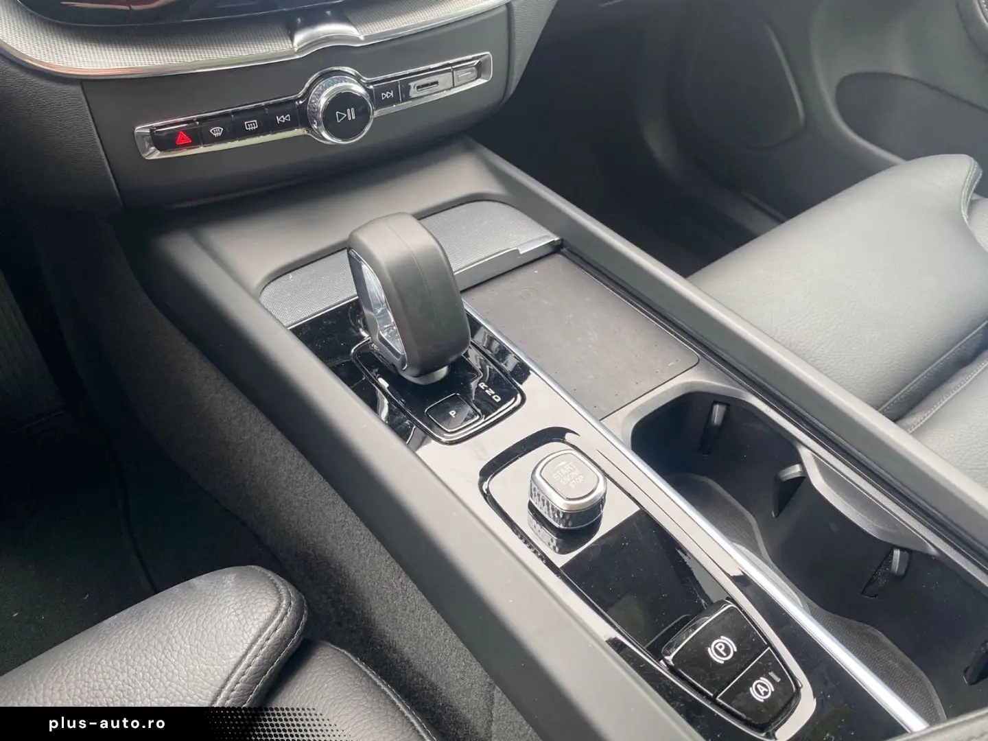VOLVO XC60 B5 Ultra Dark AWD MHEV Memory Sitze 360 Gra