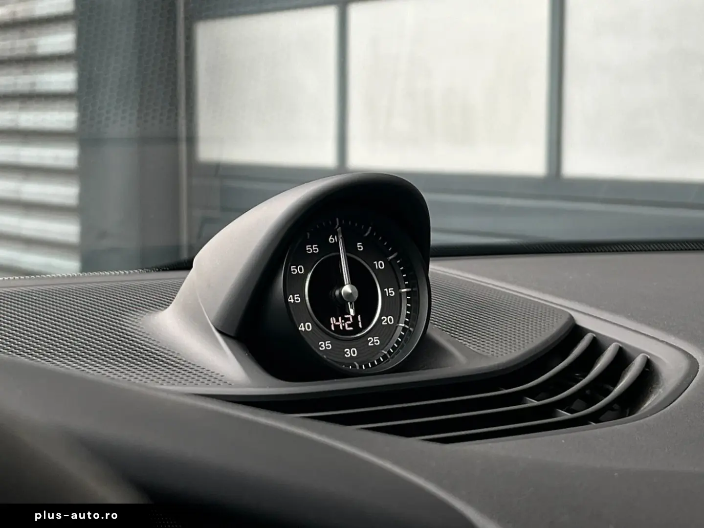 PORSCHE Taycan Turbo S   Burmester