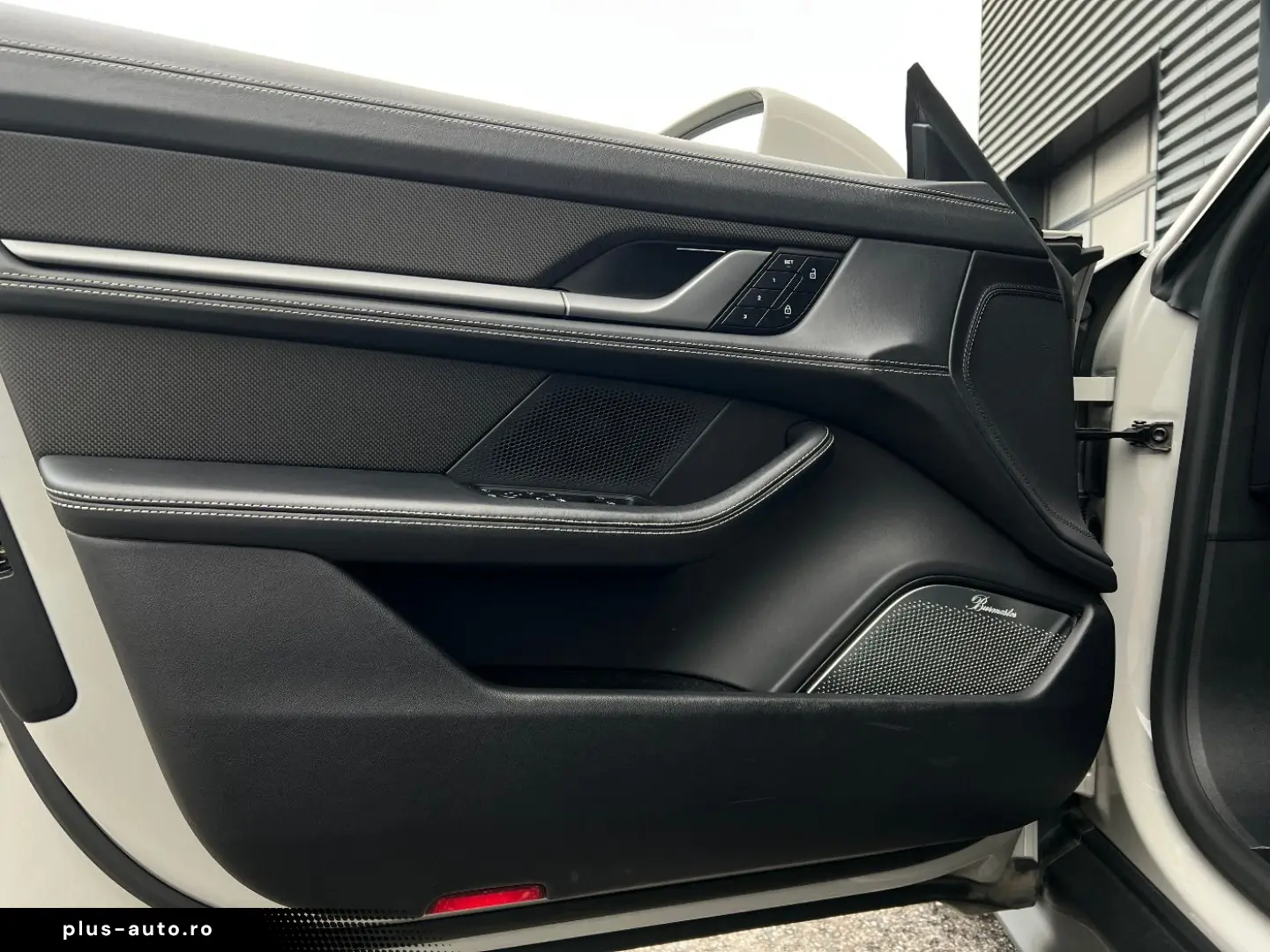 PORSCHE Taycan Turbo S   Burmester