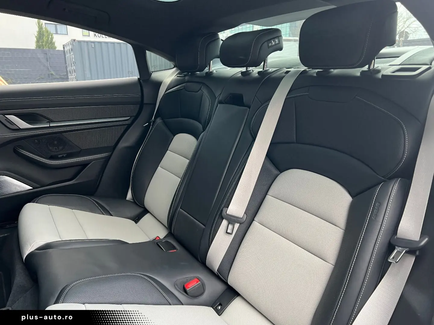 PORSCHE Taycan Turbo S   Burmester