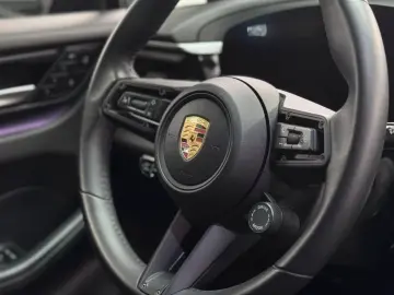 PORSCHE Macan Electric 4 PASM Sport Chrono