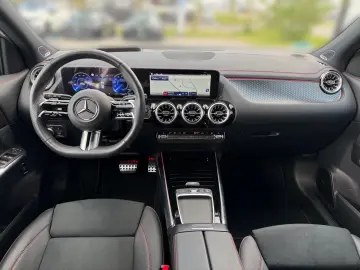 MERCEDES-BENZ EQA 300 4M  AMG NIGHT MEMO PANO 360 KAM DISTR