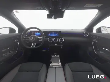 MERCEDES-BENZ CLA 220 d AMG MBUX LED Pano AHK Mem