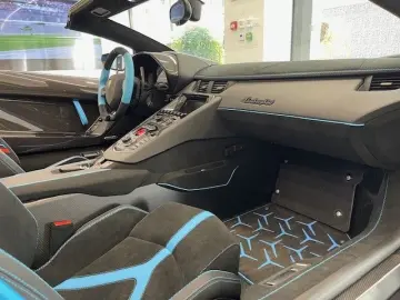 LAMBORGHINI Aventador SVJ Roadster