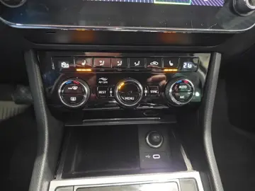 SKODA Superb Combi 1 5TSI DSG Navi Kamera