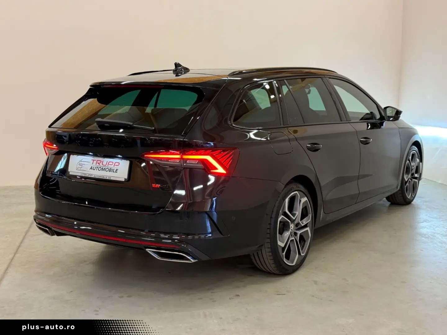 SKODA Octavia 2.0TDI RS Plus 4x4 STANDH PANO AHK MEMOR