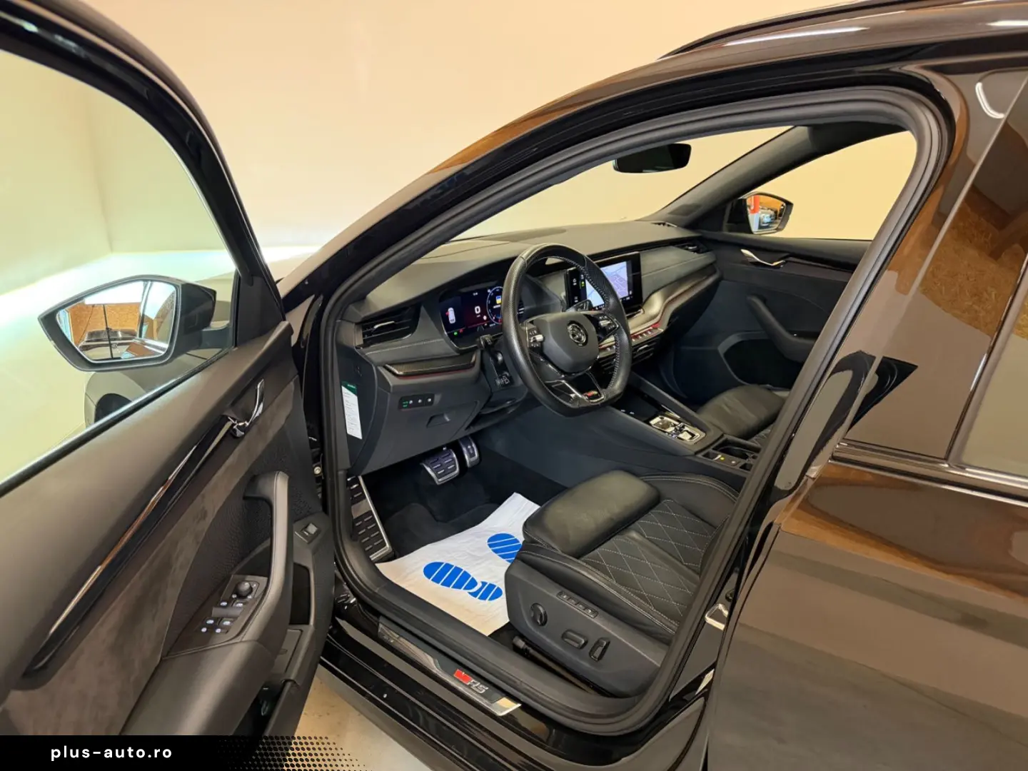 SKODA Octavia 2.0TDI RS Plus 4x4 STANDH PANO AHK MEMOR