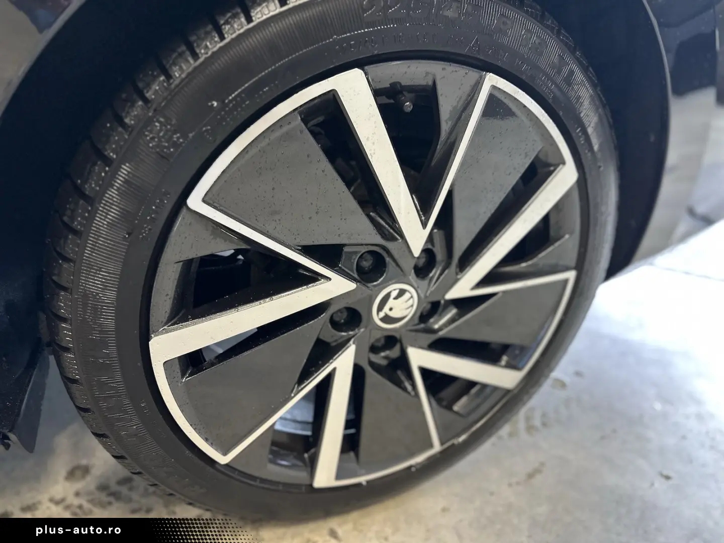 SKODA Octavia 2.0TDI DSG Sportline Pano AHK Matrix 18´