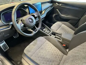 SKODA Octavia 2.0TDI DSG Sportline Pano AHK Matrix 18´